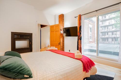 Postel nebo postele na pokoji v ubytování Colorful Downtown Apartment with Terrace