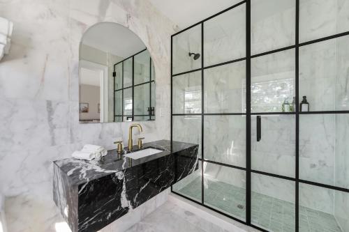 un baño con lavabo y espejo en The Lemon Branch Hotel, en Miami Beach