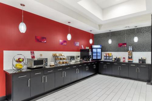 O bucătărie sau chicinetă la Best Western Plus Laredo Inn & Suites