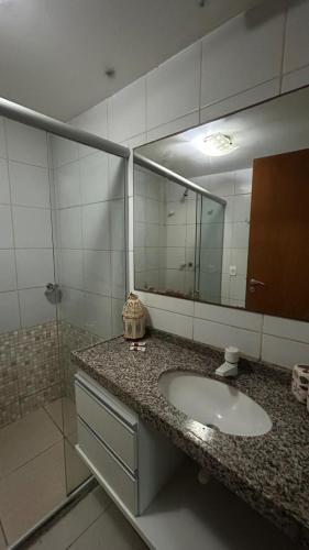 un baño con lavabo y espejo en Apartamento Vista Mar - Beira Mar, en Fortaleza