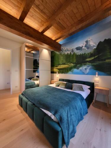 ein Schlafzimmer mit einem großen Bett mit einem Gemälde an der Wand in der Unterkunft La Dimora del Monte Bianco in Aosta