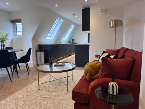 レイバーンにあるElegant 2 bed Penthouse in Leyburnの赤いソファとテーブルのあるリビングルーム