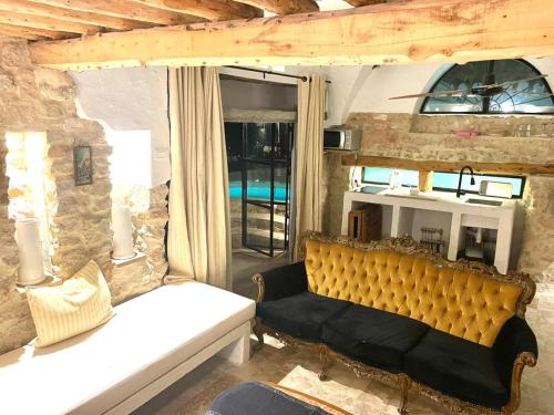 Una sala de estar con un sofá y una ventana. en Casa Dea - Bungalow DS, en Bin Rhilouf