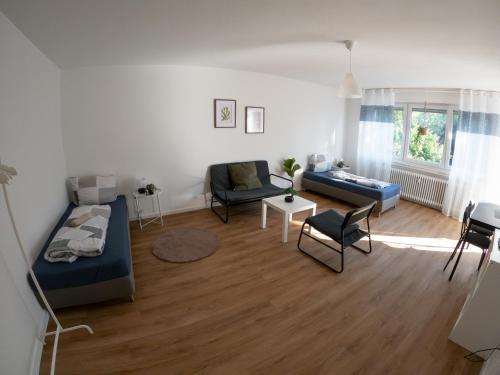 een woonkamer met een bed en een bank bij Moderne Zimmer in Steinhagen mit Balkon in Steinhagen