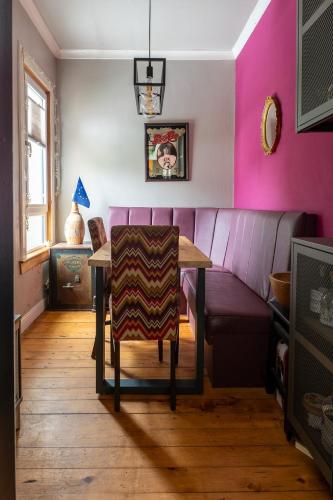 a living room with a purple couch and a table at Traditional apt close to city centre & Hampden in Glasgow