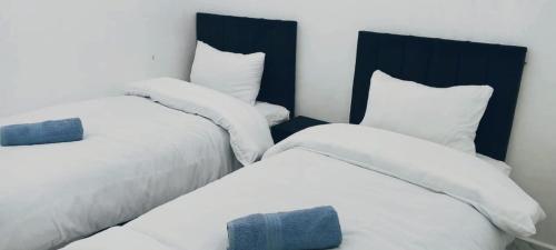 Postel nebo postele na pokoji v ubytování Maison confortable au plein milieu d'Oujda, bien équipée et sécurisée avec 2 chambres et salon moderne et un garage pour le véhicule, cuisine et un douche moderne et une toilette marocaine