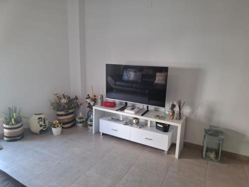 TV a/nebo společenská místnost v ubytování Els Dolors Sunny Flat - Mediterránea Sunny Keys