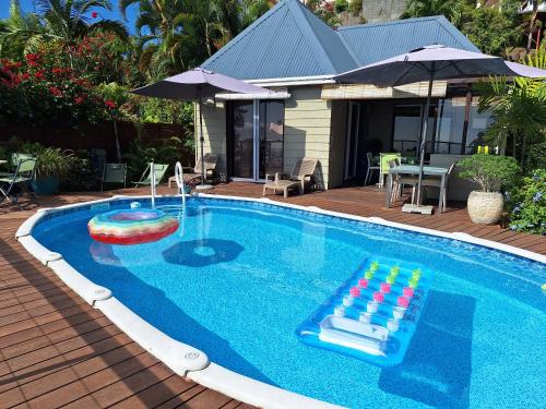 une piscine avec un flotteur au milieu dans l'établissement Cozy bungalow vue exceptionnelle sur l'océan, à Punaauia
