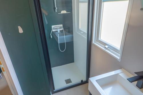 バラリュック・レ・バンにあるCamping Mas du Padreのシャワーと洗面台付きのバスルーム