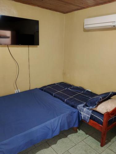 a bedroom with a bed and a flat screen tv at Departamento céntrico completo in Gualeguaychú