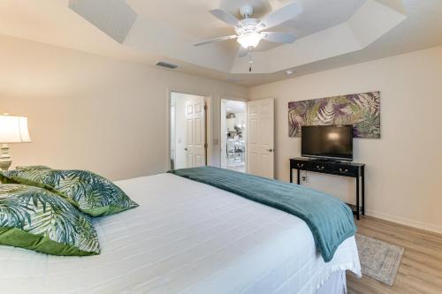 Ένα ή περισσότερα κρεβάτια σε δωμάτιο στο Lovin Sunny Days at The Villages Villa!