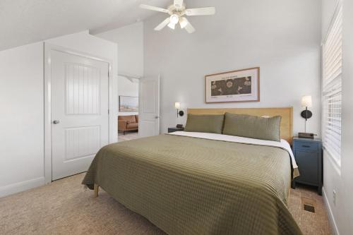 ein Schlafzimmer mit einem Bett und einem Deckenventilator in der Unterkunft King Beds Full Kitchen Peaceful 2br Casita Re in Washington