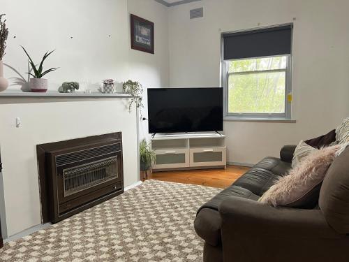 TV a/nebo společenská místnost v ubytování Budget-Friendly 3-Bedroom Stone Home Mt Gambier