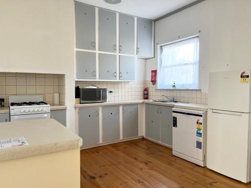 Kuchyň nebo kuchyňský kout v ubytování Budget-Friendly 3-Bedroom Stone Home Mt Gambier