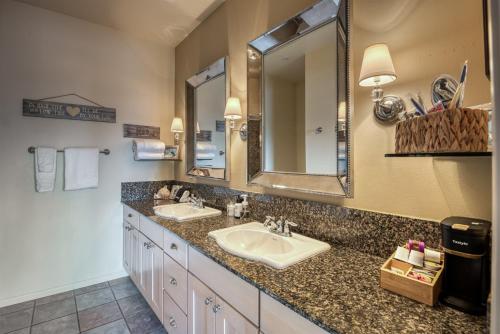 a bathroom with two sinks and a large mirror at Stunning Oceanview Townhouse Walk to Seawall, Shops & Depoe Bay Dining in Depoe Bay