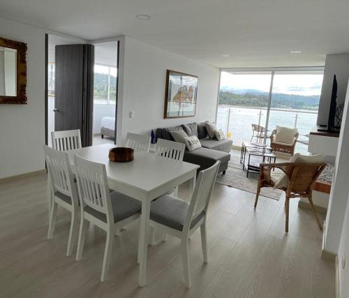 a living room with a white table and chairs at Exclusivo apartamento con vista al lago Sochagota in Paipa