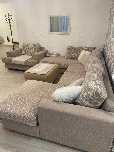 ein Wohnzimmer mit zwei Sofas und einem Sofa in der Unterkunft Järveküla in Kohtla-Järve