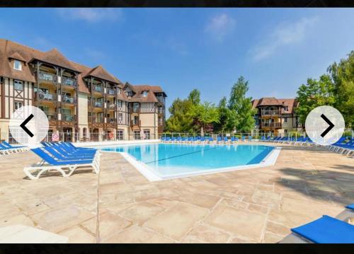 Vue sur le Golf de Deauville - Parking et Piscine