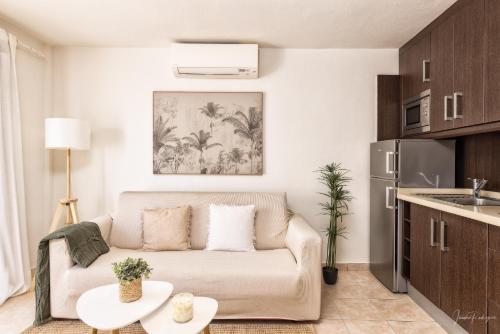 una sala de estar con un sofá y una mesa en Marea, in the heart of the Atlantic, en Puerto Naos