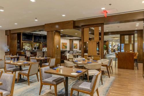 a restaurant with tables and chairs and a bar at The Westin San Francisco Airport in Millbrae