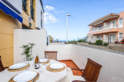 una mesa y sillas en el balcón de un edificio en Marea, in the heart of the Atlantic, en Puerto Naos