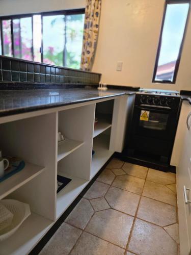 a kitchen with a counter and a stove at Cantinho da costeira in Bombinhas