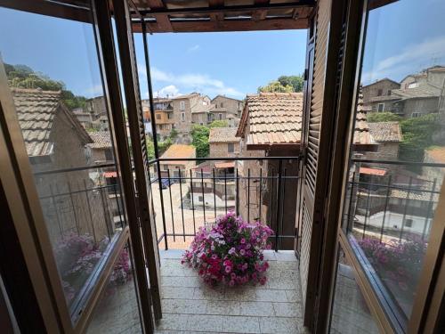 Bassano RomanoにあるCasa Yogaの紫色の花が咲くバルコニーの窓からの眺め