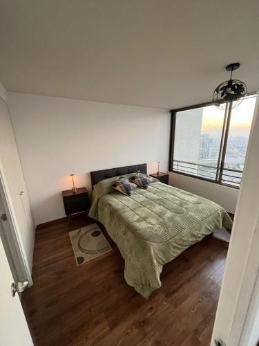 Ένα ή περισσότερα κρεβάτια σε δωμάτιο στο Departamento en Macul frente a metro Carlos valdovinos