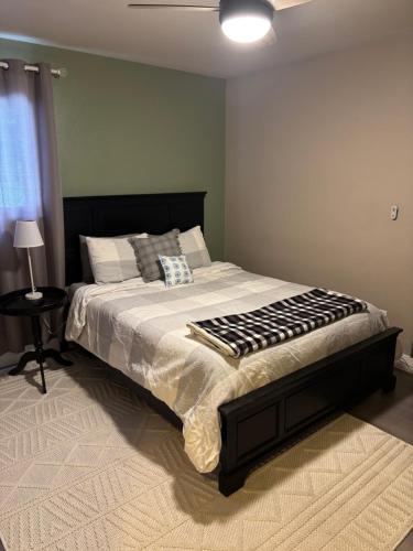 een slaapkamer met een groot bed in een kamer bij The Loyola in Pueblo