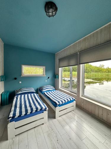 Ένα ή περισσότερα κρεβάτια σε δωμάτιο στο Dom na wodzie