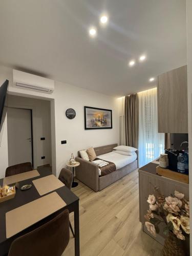 una sala de estar con una cama y un sofá en Bala Dream House, en Verano Brianza