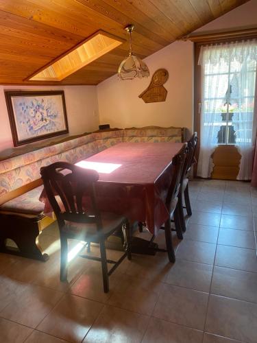 a dining room with a table and chairs and a couch at Apartments Sarazena in Saas-Grund