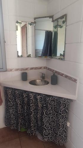 a bathroom with a sink and a mirror at Hermosa casa a 50 metros del mar in Balneario Argentino