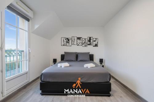 Un dormitorio con una cama en una habitación con ventana. en The Avengers House, 7 pers 10 min Disneyland Paris, en Magny-le-Hongre