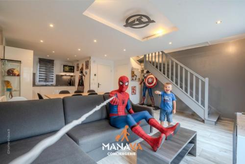 Una estatua de Spider-Man sentada en un sofá en una sala de estar en The Avengers House, en Magny-le-Hongre