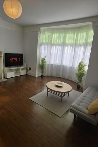 TV a/nebo společenská místnost v ubytování Coastal Comfort in Leigh Ideal for Work & Leisure