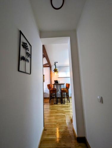 兹拉蒂博尔Zlatiborske noći的走廊设有用餐室和桌子