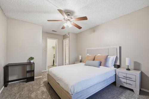 Un dormitorio con una cama y un ventilador de techo. en District West Apartments Simple Comfort & Value, en Doud