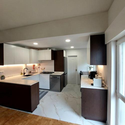 OLIVA 50 - 4BR & Office - 3 Baths - AC - Between Airport & Expo