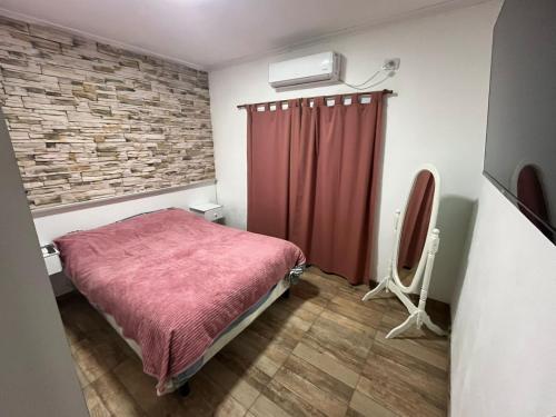 Un dormitorio con una cama y una cortina roja. en Alojamiento luxur, en San José