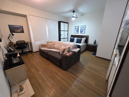 a living room with a couch and a bed at Studio no Sudoeste in Brasilia