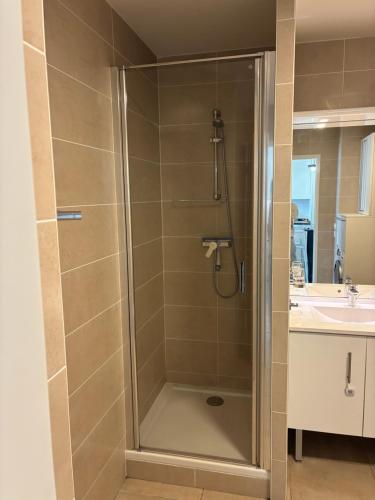 Et badeværelse på Carré Haussmann avec parking