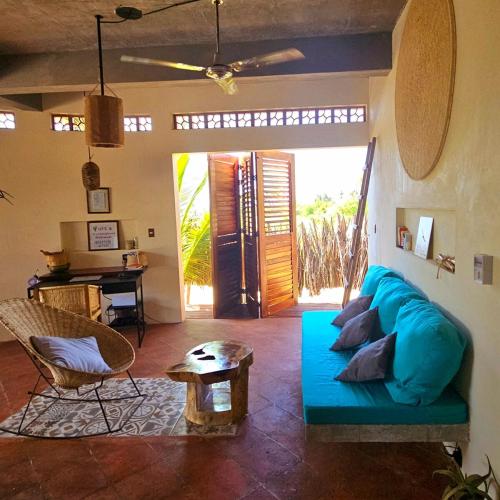 Posezení v ubytování Cozy Beach House with Pool, Roof and View