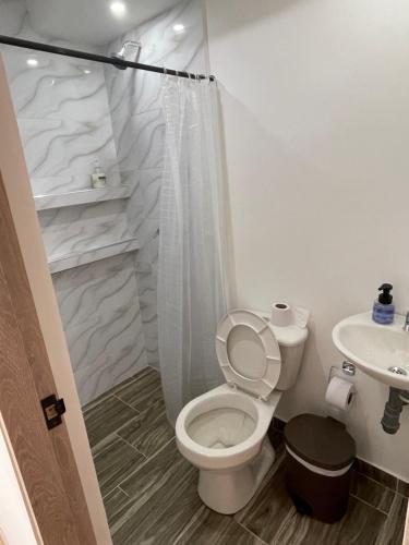 a bathroom with a toilet and a sink at Apartamento completo cómodo con vista y todo cerca CC VIVA in Tunja