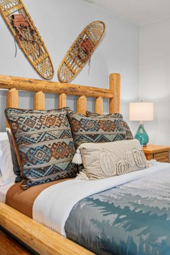 a bedroom with a bed with two skis on the wall at Alpine Cabin in Rhododendron