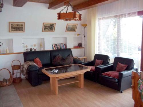 een woonkamer met een bank en een salontafel bij Holiday home Frymburk - Lipno-Stausee 1806 in Haidberg