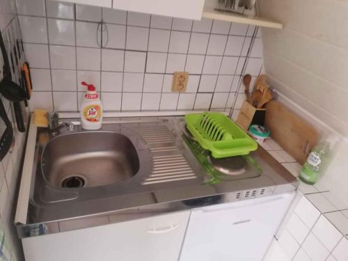 een kleine keuken met een gootsteen met een groene zeef bij Holiday home Frymburk - Lipno-Stausee 1806 in Haidberg