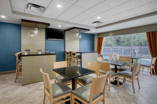 TV a/nebo společenská místnost v ubytování Best Western Waldo Inn & Suites