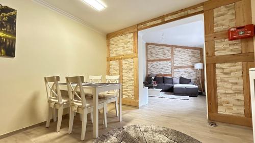 Un comedor con mesa y sillas en Ferienhaus Am Trollmönch, en Goslar