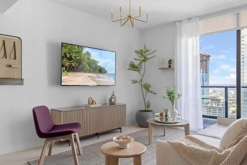un salon avec un canapé et une table dans l'établissement Stylish High-Rise Corner Unit, à Miami